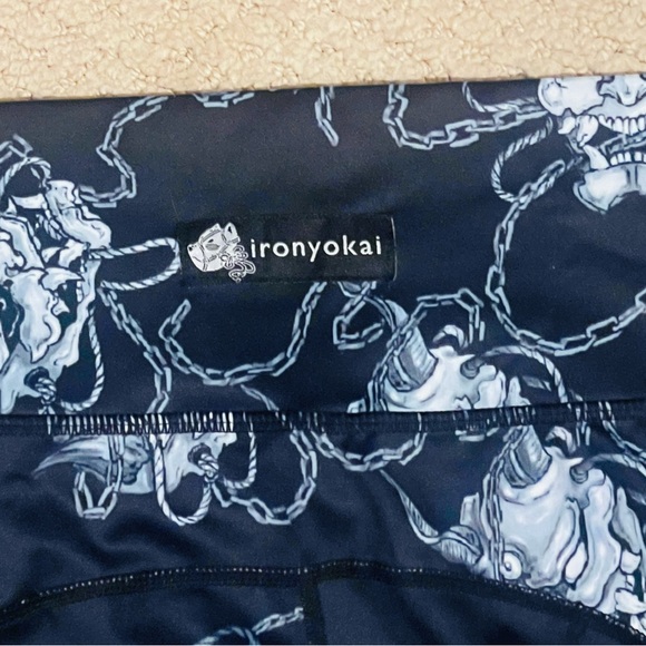 Women's Black and White Graphic Leggings - Picture 5 of 5